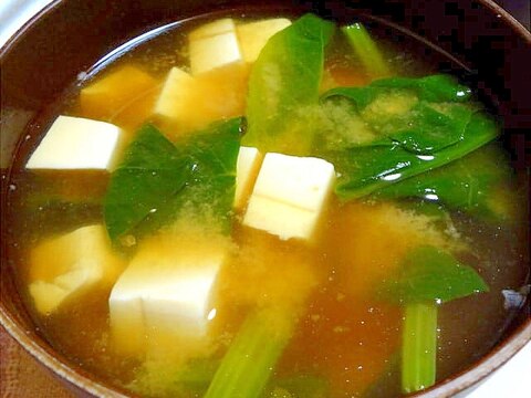 豆腐とほうれん草の鯛出汁味噌汁